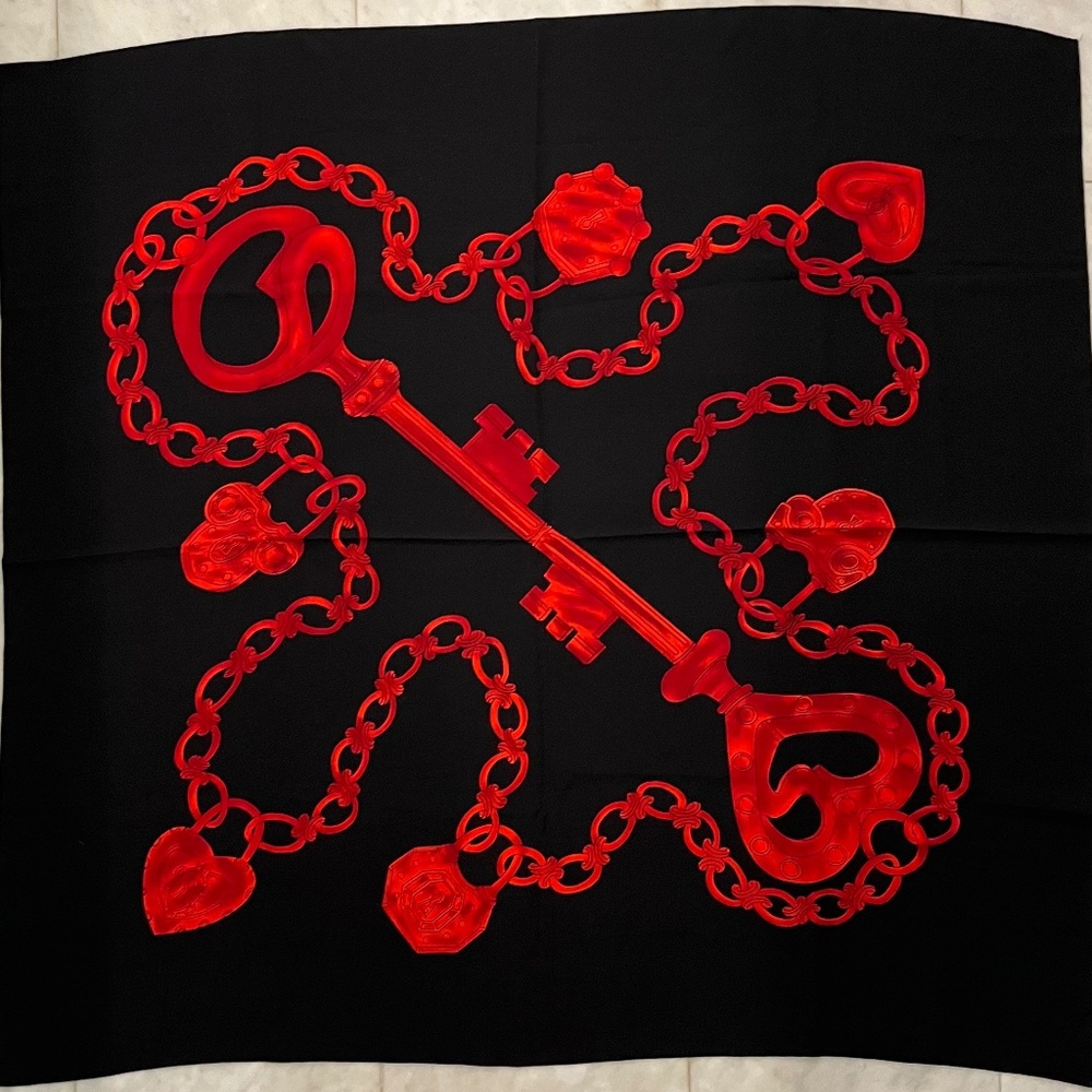 Scarf 45" x 45" 100% Silk Heart & Lock Pattern